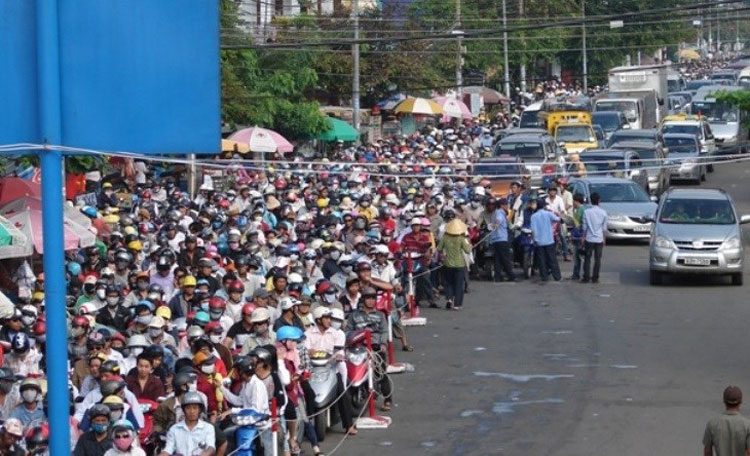 Hình ảnh kẹt xe kéo dài trên đường guyễn Thị Định