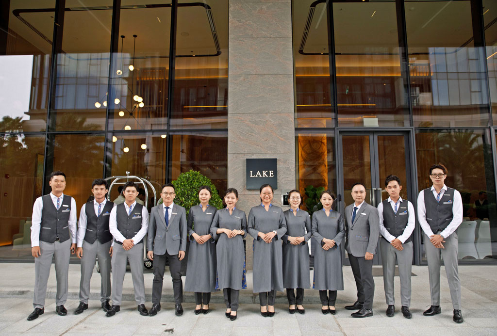 Đội ngũ phục vụ Marriott của tòa Lake Grand Marina Saigon quận 1