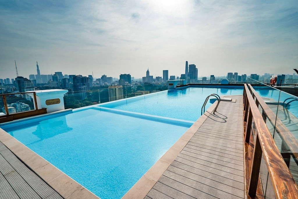 Hồ bơi tầng thượng tại dự án Léman Luxury Apartment
